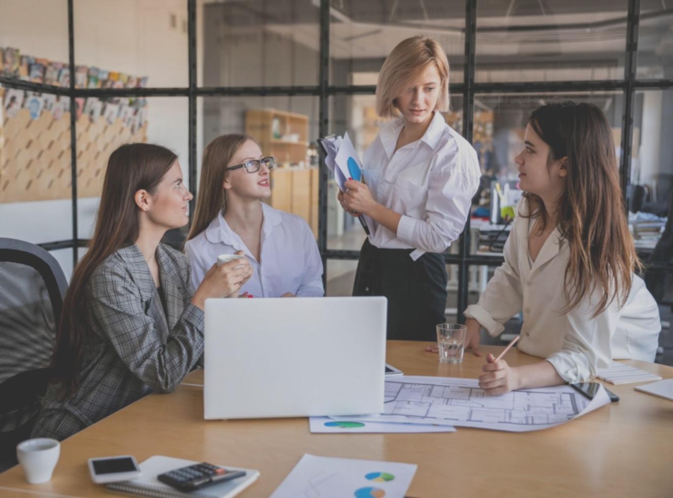 Emprendedores analizando métricas financieras en una oficina moderna