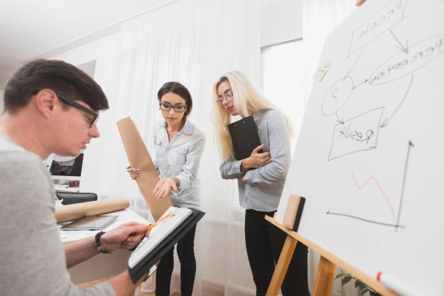 Emprendedores trabajando en estrategias financieras para startup
