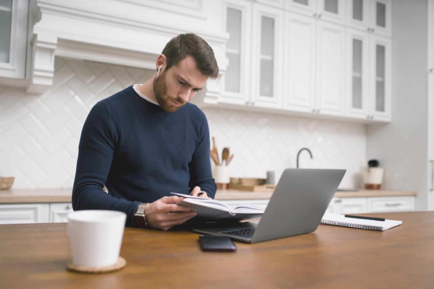Emprendedores analizando métricas financieras en una oficina moderna