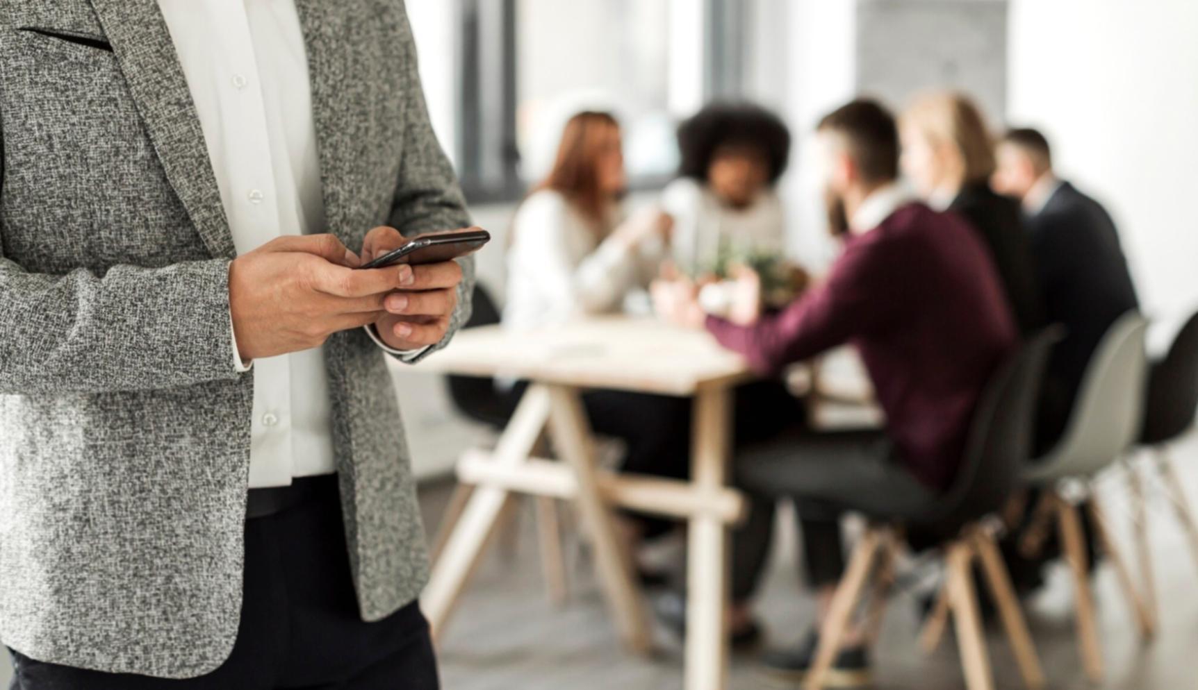 Equipo de daralivionx trabajando en estrategias financieras para startups